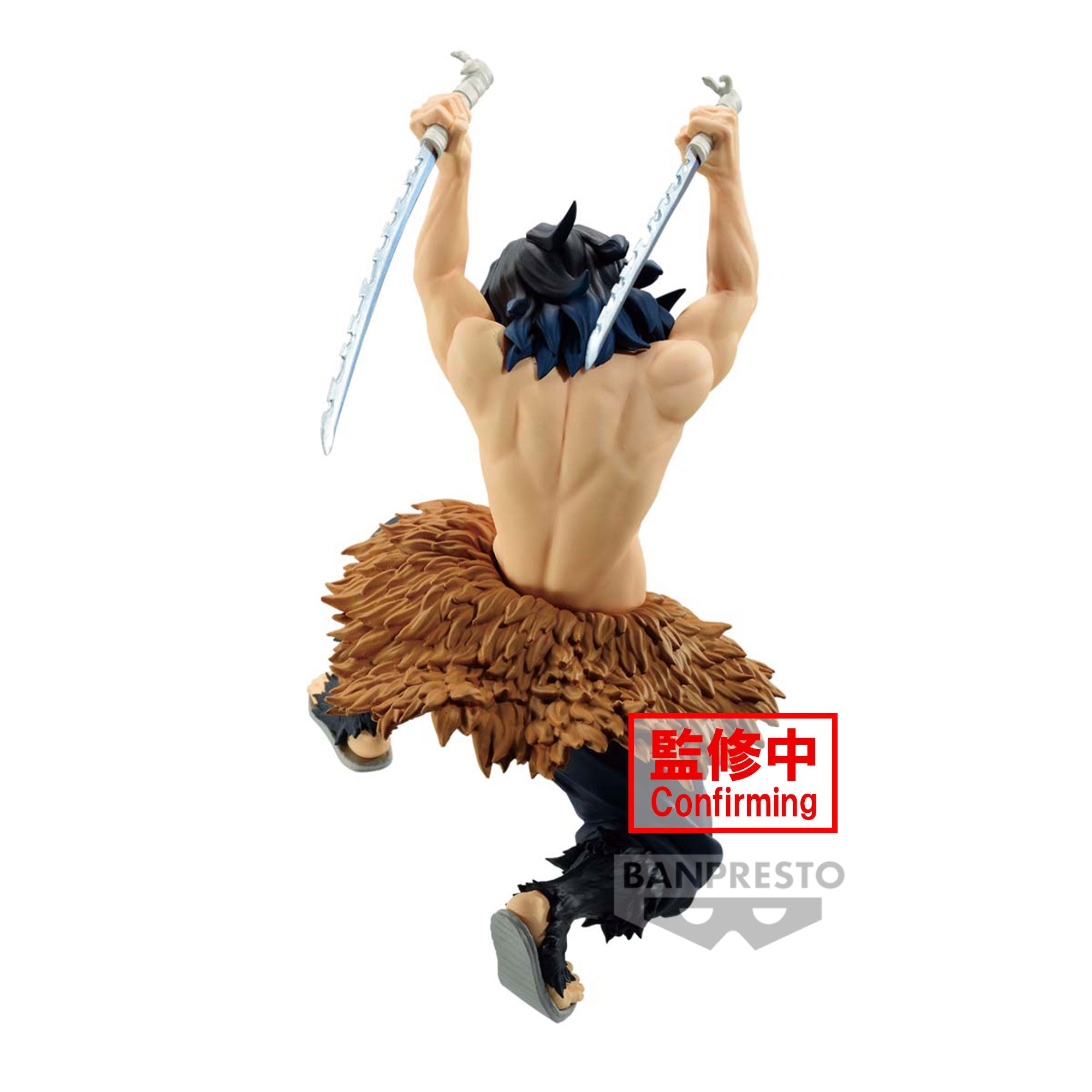 Vue 3/4 arrière à mi-distance de la figurine d'Inosuke Hashibira de Demon Slayer, en posture de combat, tenant des katanas.