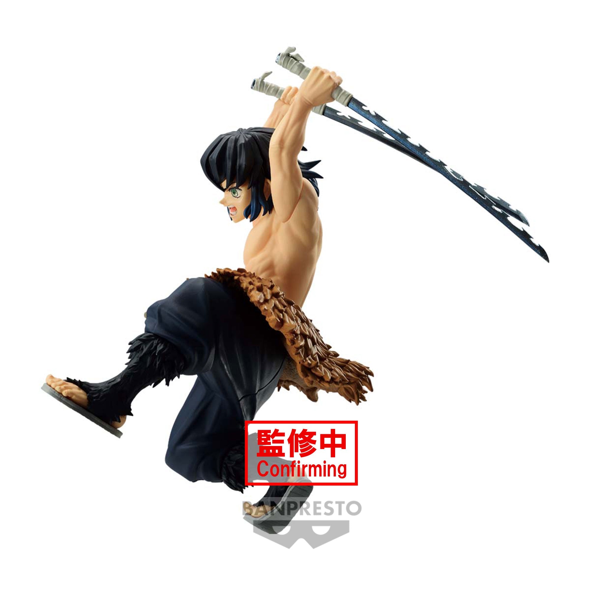 Vue 3/4 à mi-distance de la figurine d'Inosuke Hashibira de Demon Slayer, coiffé d'une tête de sanglier, tenant deux lames.