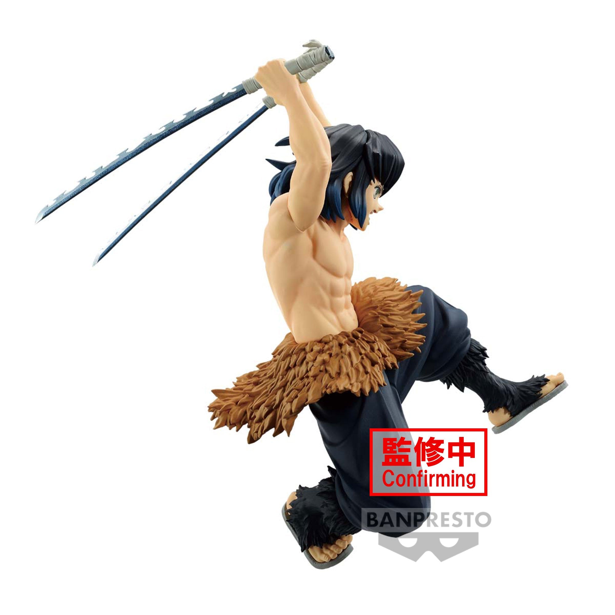 Vue 3/4 à mi-distance de la figurine d'Inosuke Hashibira de Demon Slayer, en posture d'action, tenant deux épées.