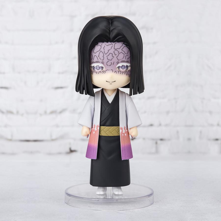 Vue 3/4 à mi-distance de la figurine Figuarts Mini de Kagaya Ubuyashiki de Demon Slayer: Kimetsu no Yaiba en kimono noir et manteau blanc.