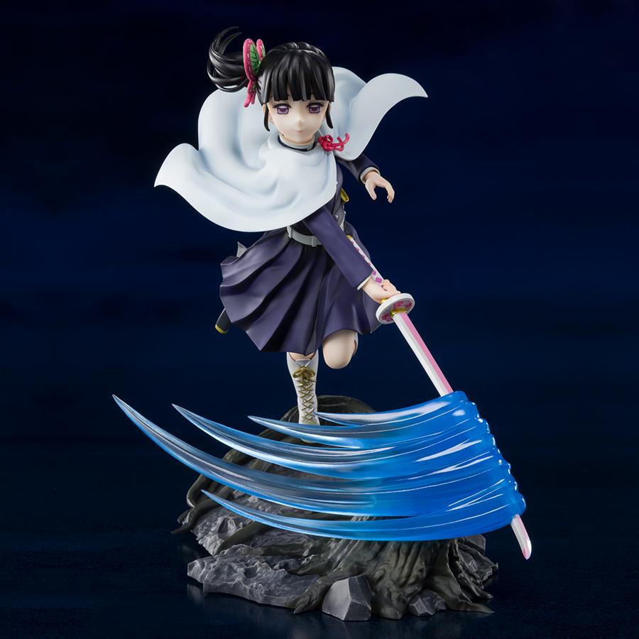 Vue 3/4 à mi-distance de la figurine Figuarts Zero de Kanao Tsuyuri de Demon Slayer, en uniforme sombre, tenant un katana.