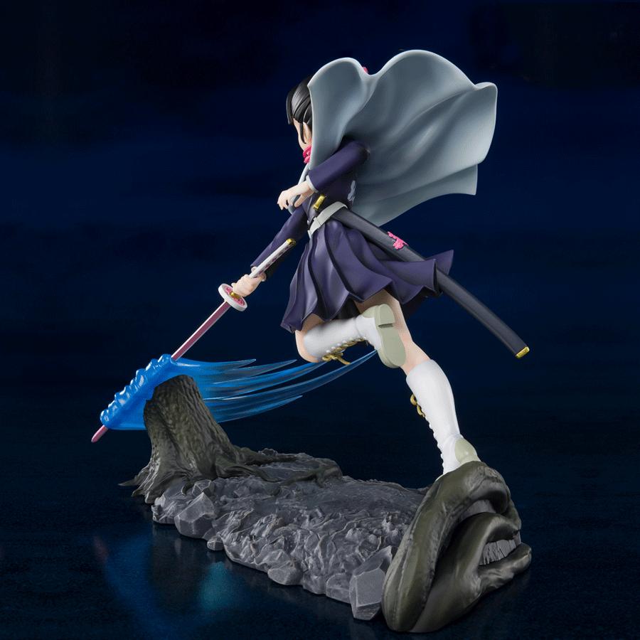 Vue 3/4 arrière à mi-distance de la figurine de Kanao Tsuyuri de Demon Slayer, en uniforme de chasseuse de démons, tenant un katana.
