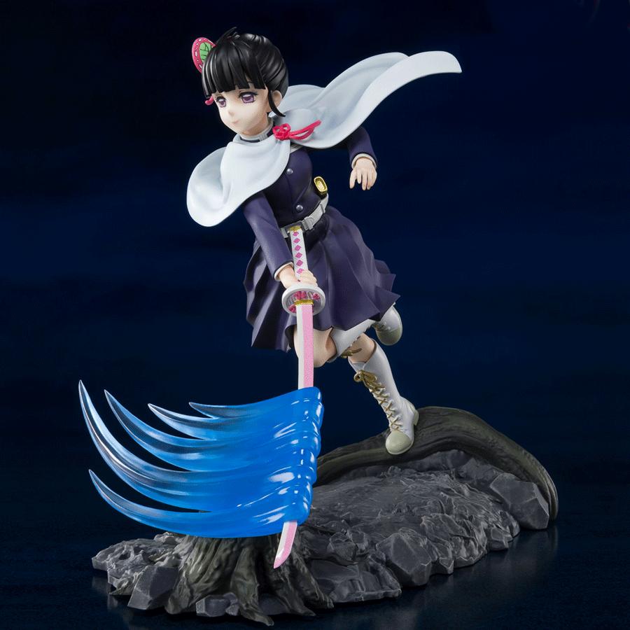 Vue 3/4 à mi-distance de la figurine de Kanao Tsuyuri de Demon Slayer en uniforme de chasseresse, tenant un katana avec effet bleu.