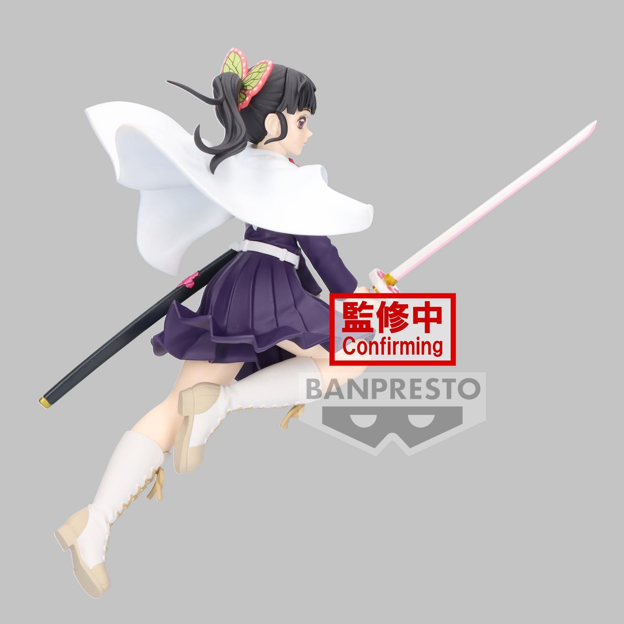 Vue 3/4 arrière à mi-distance de la figurine de Kanao Tsuyuri de Demon Slayer en uniforme de chasseresse, tenant un katana.