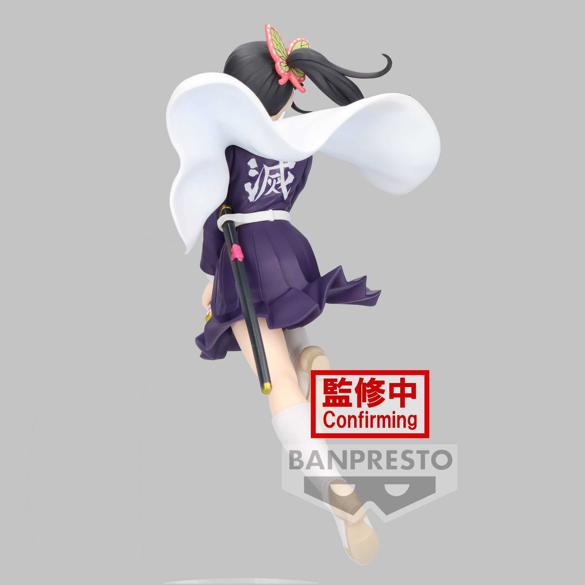 Vue 3/4 arrière à mi-distance de la figurine de Kanao Tsuyuri de Demon Slayer en uniforme de chasseur de démons, portant un katana.