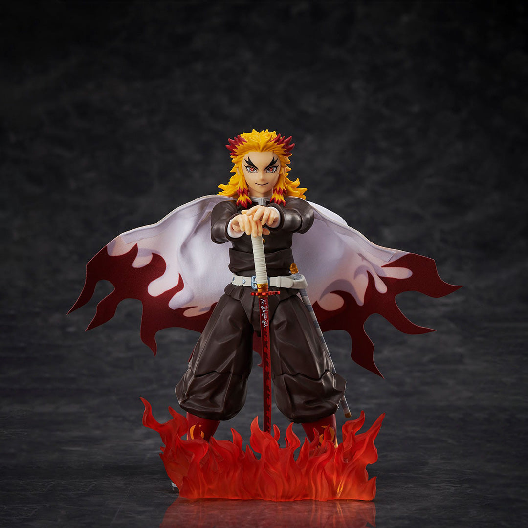 Vue 3/4 à mi-distance de la figurine de Kyojuro Rengoku de Demon Slayer en uniforme noir avec motifs de flammes, tenant son katana.