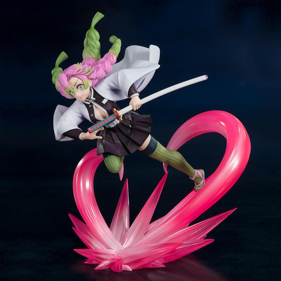 Vue 3/4 à mi-distance de la figurine Figuarts Zero de Mitsuri Kanroji de Demon Slayer en uniforme de chasseur, tenant un katana.