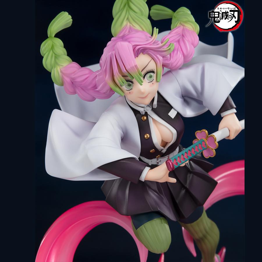 Vue 3/4 à mi-distance de la figurine de Mitsuri Kanroji de Demon Slayer: Kimetsu no Yaiba, en uniforme traditionnel, tenant un katana.