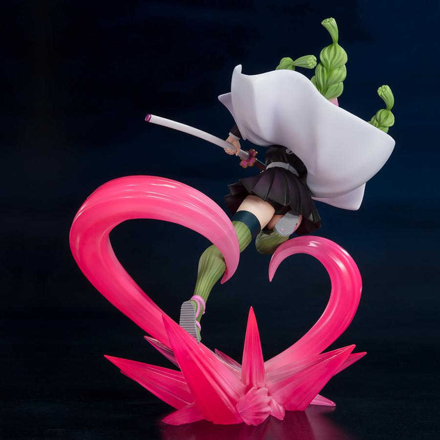 Vue 3/4 arrière à mi-distance de la figurine de Mitsuri Kanroji de Demon Slayer en tenue traditionnelle, tenant un katana.