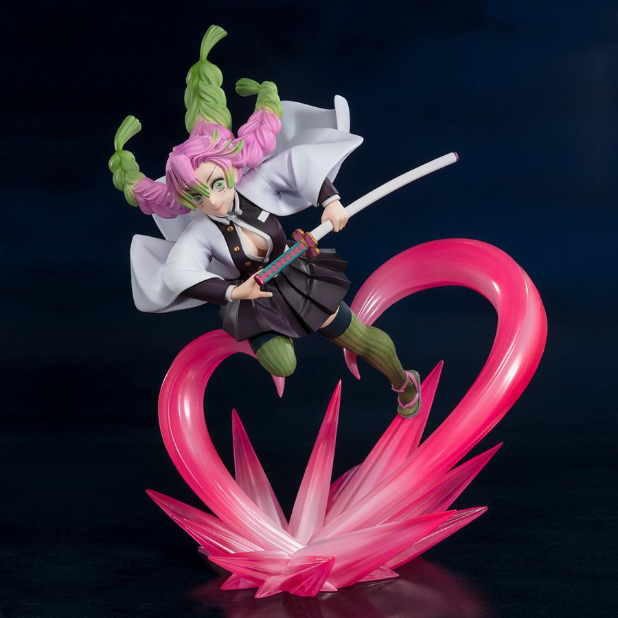 Vue 3/4 de mi-distance de la figurine de Mitsuri Kanroji de Demon Slayer, en kimono noir, tenant un katana à droite.