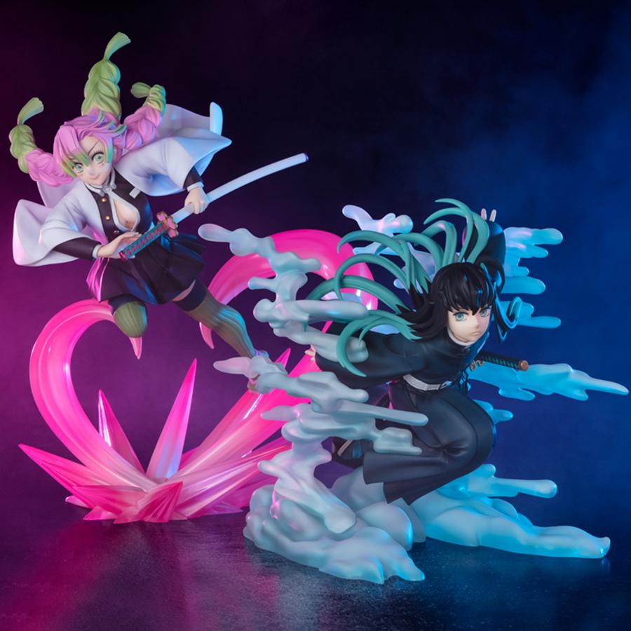Vue 3/4 à mi-distance de la figurine de Mitsuri Kanroji de Kimetsu no Yaiba en kimono traditionnel, tenant un katana.