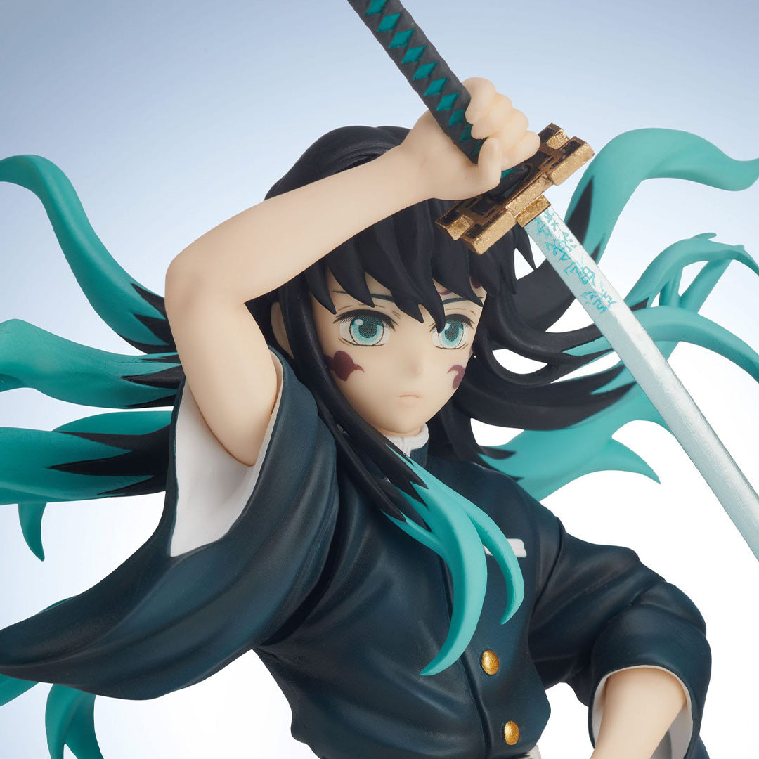 Vue 3/4 à mi-distance de la figurine de Muichiro Tokito de Demon Slayer en uniforme de chasseur de démons, tenant un katana.