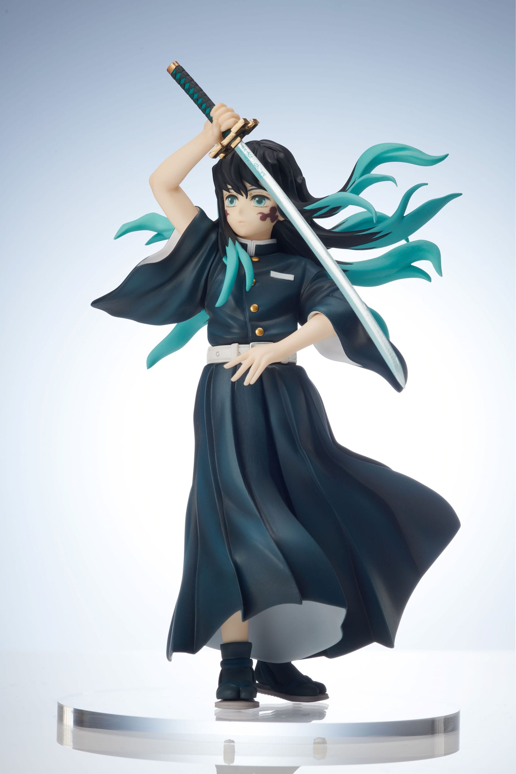 Vue 3/4 à mi-distance de la figurine de Muichiro Tokito de Demon Slayer, levant un katana avec les deux mains.