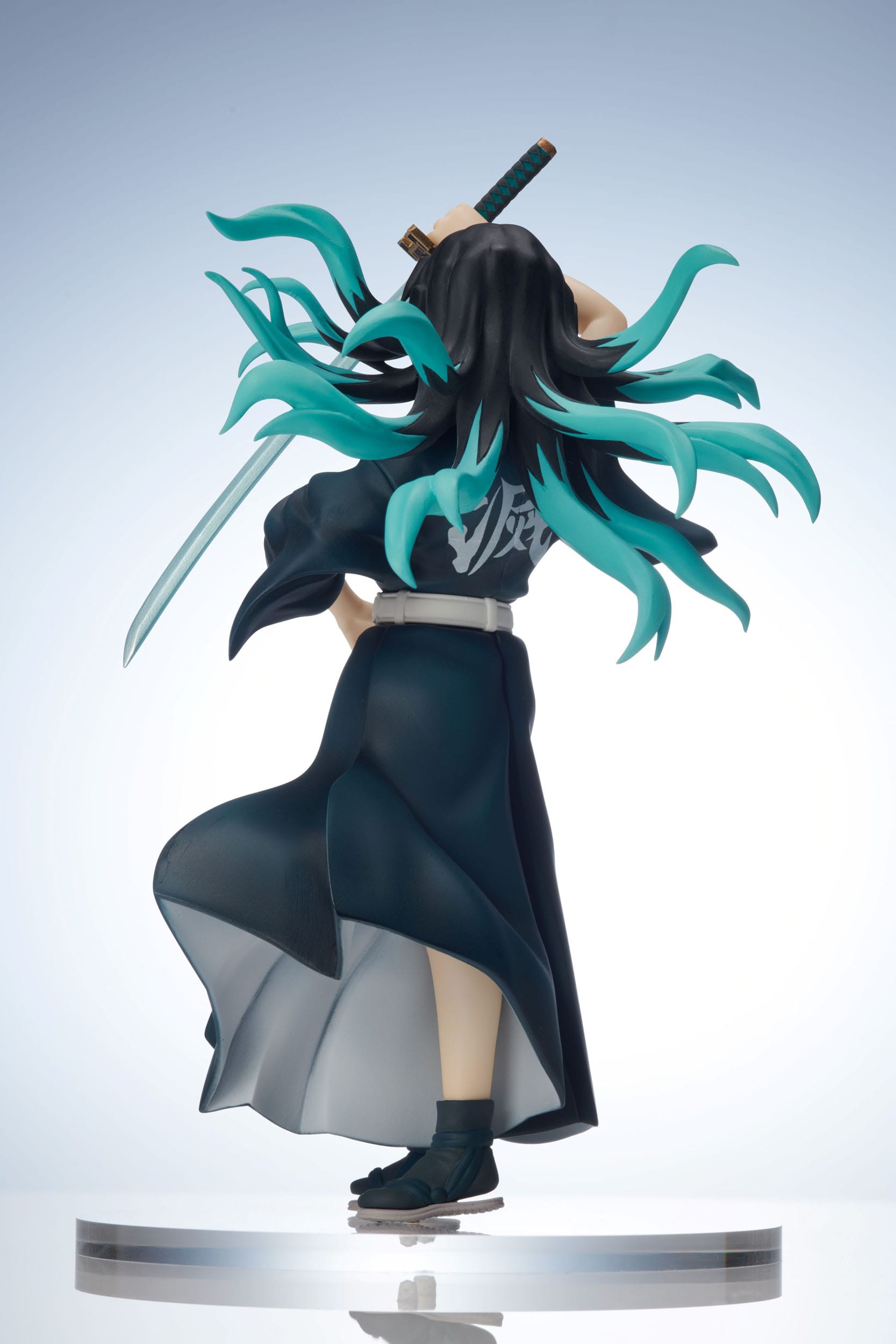 Vue 3/4 arrière en plan complet de la figurine de Muichiro Tokito de Demon Slayer en kimono sombre, tenant un katana.