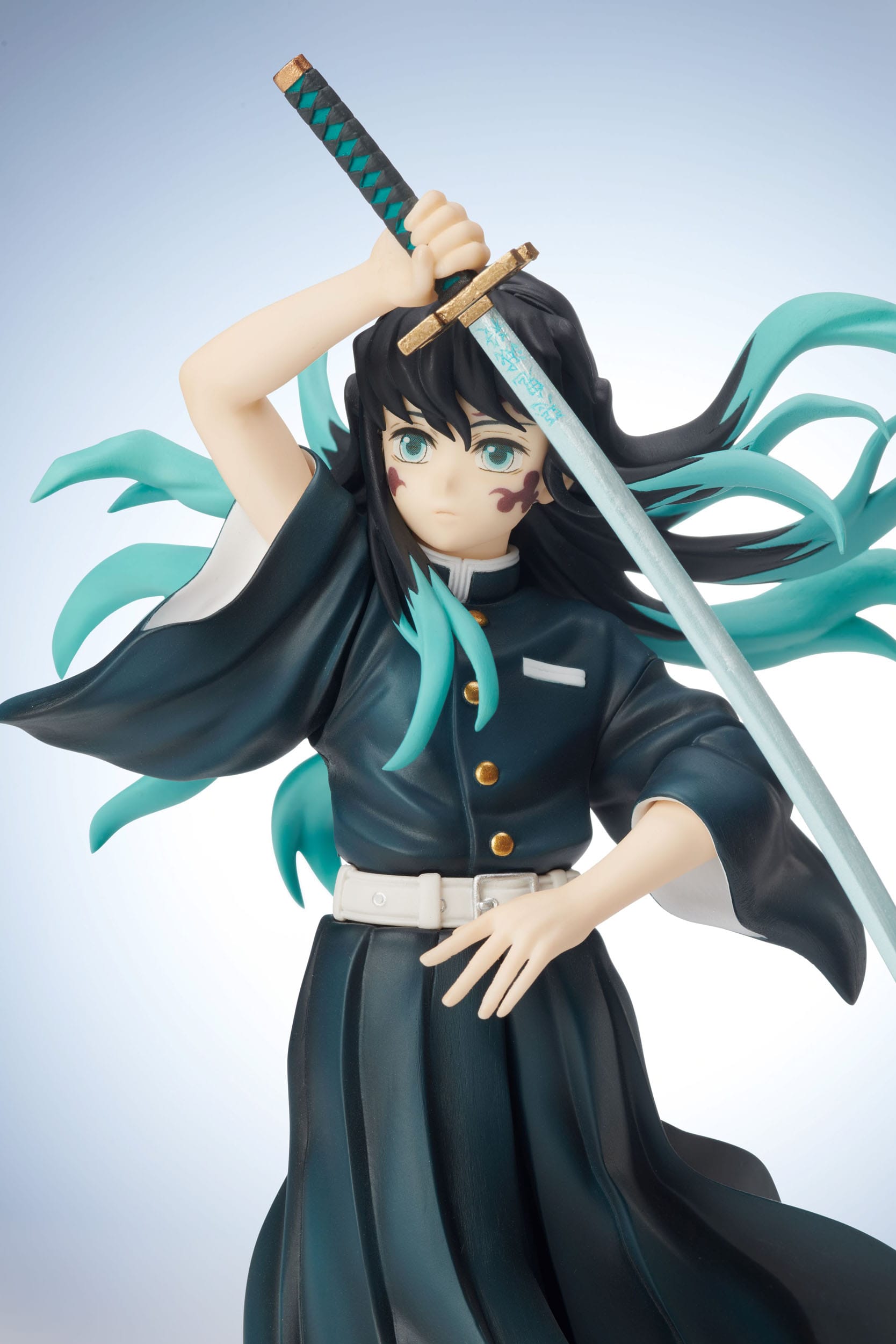 Vue 3/4 de près de la figurine de Muichiro Tokito de Demon Slayer en uniforme, tenant un katana au-dessus de la tête.