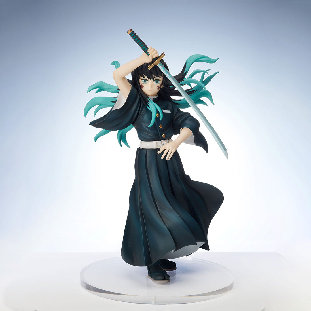 Vue 3/4 à mi-distance de la figurine de Muichiro Tokito de Demon Slayer: Kimetsu no Yaiba en uniforme de chasseur de démons, levant un katana.