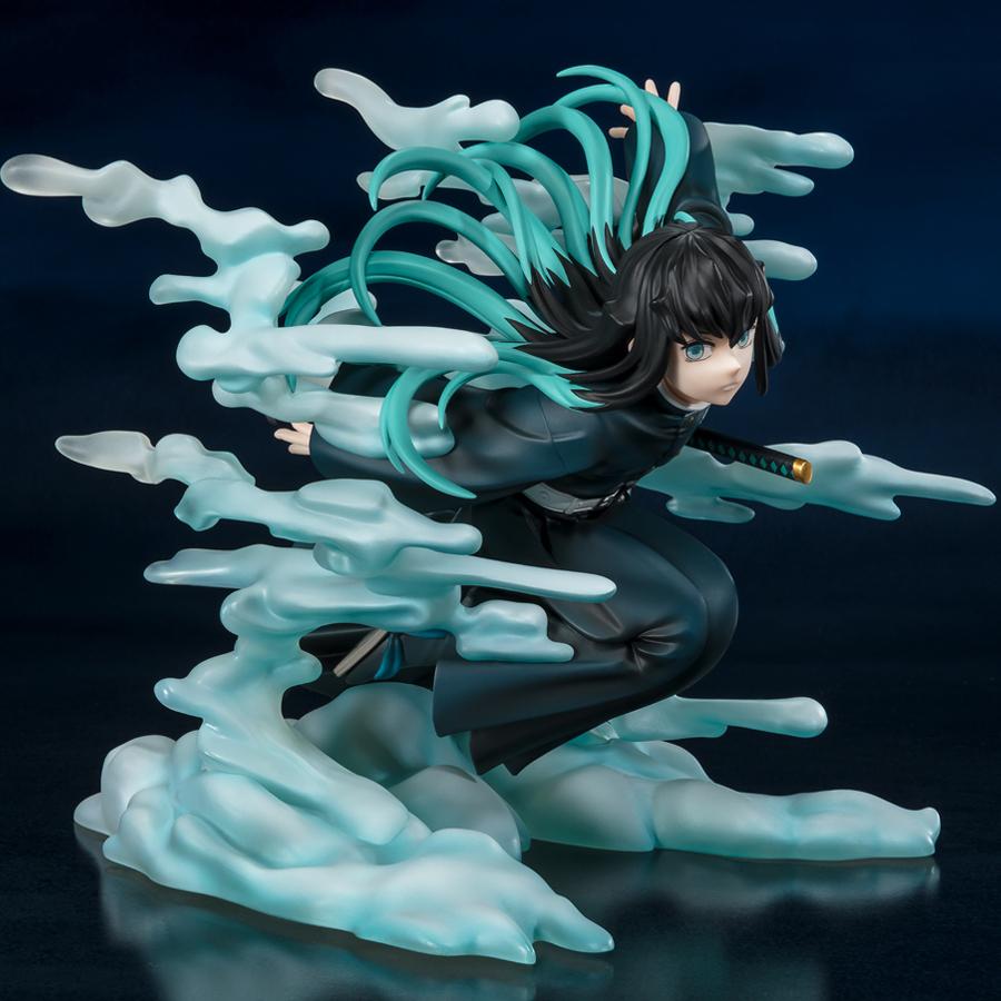 Vue 3/4 à mi-distance de la figurine Figuarts Zero de Muichiro Tokito de Demon Slayer, en kimono noir, tenant une épée à la ceinture.