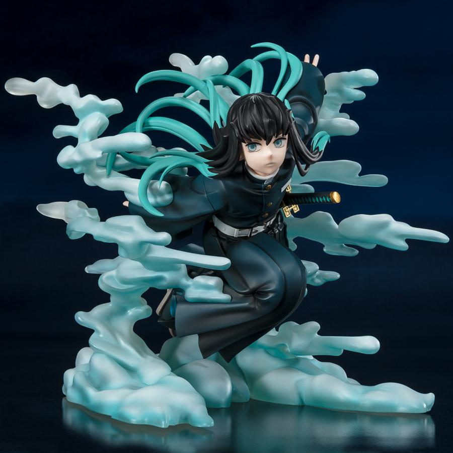 Vue 3/4 à mi-distance de la figurine de Muichiro Tokito de Demon Slayer en uniforme de chasseur de démons, avec épée à la ceinture.