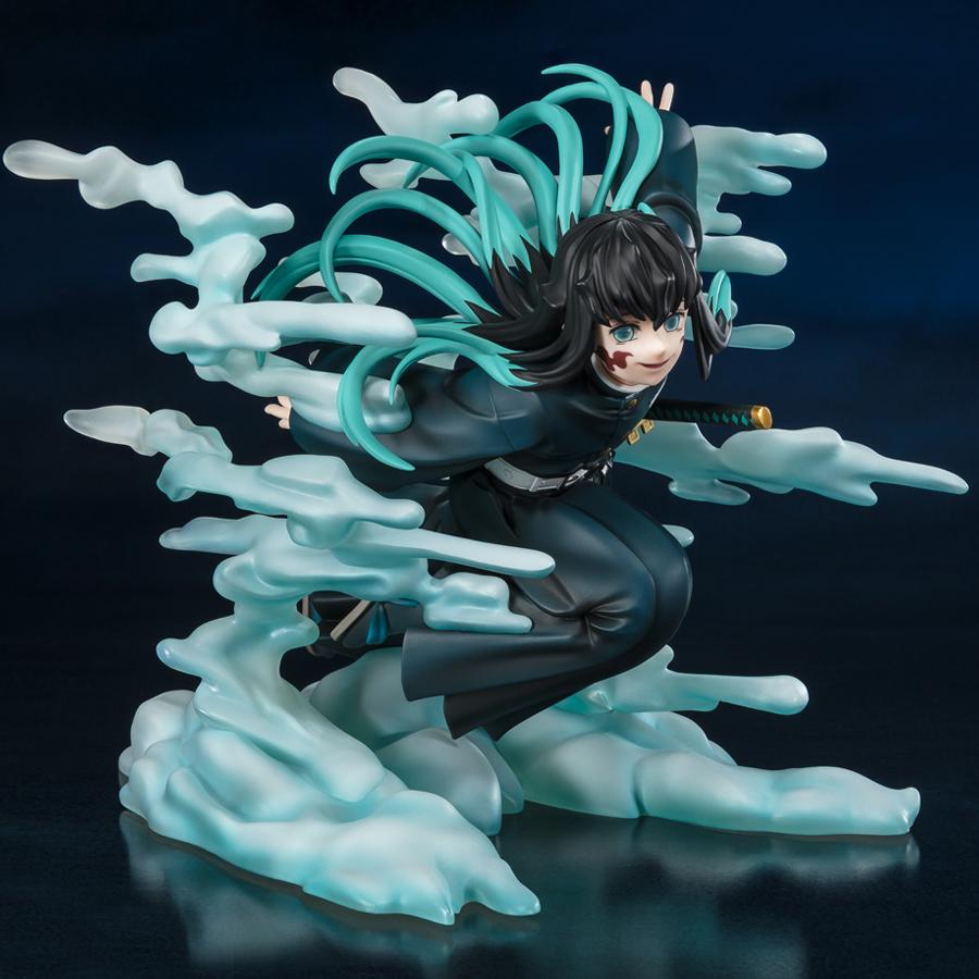 Vue 3/4 à mi-distance de la figurine de Muichiro Tokito de Demon Slayer en uniforme noir, tenant un katana à son côté.