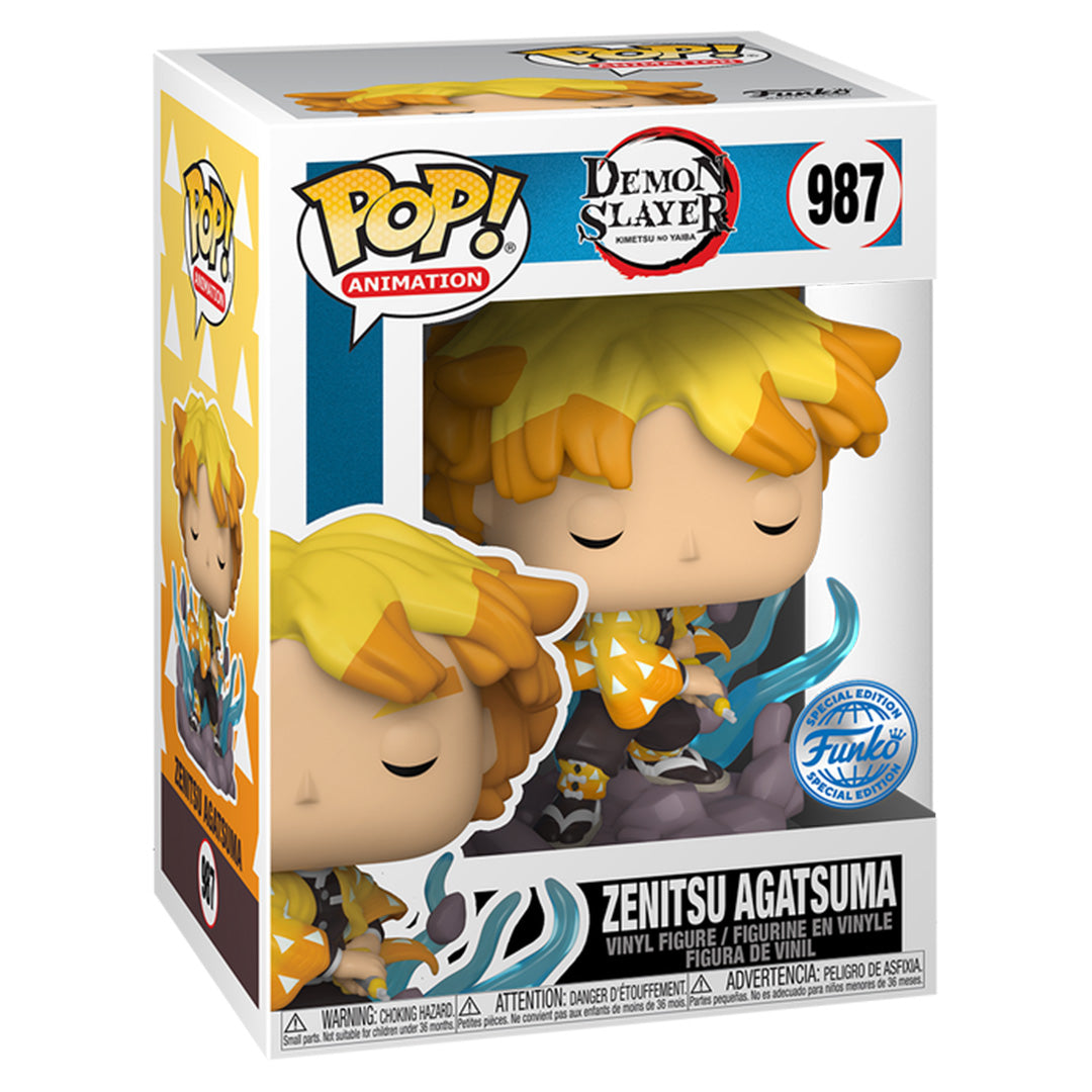 Vue 3/4 de près de la figurine Funko Pop! Zenitsu Agatsuma de Demon Slayer: Kimetsu no Yaiba en haori jaune, yeux fermés, tenant une épée.