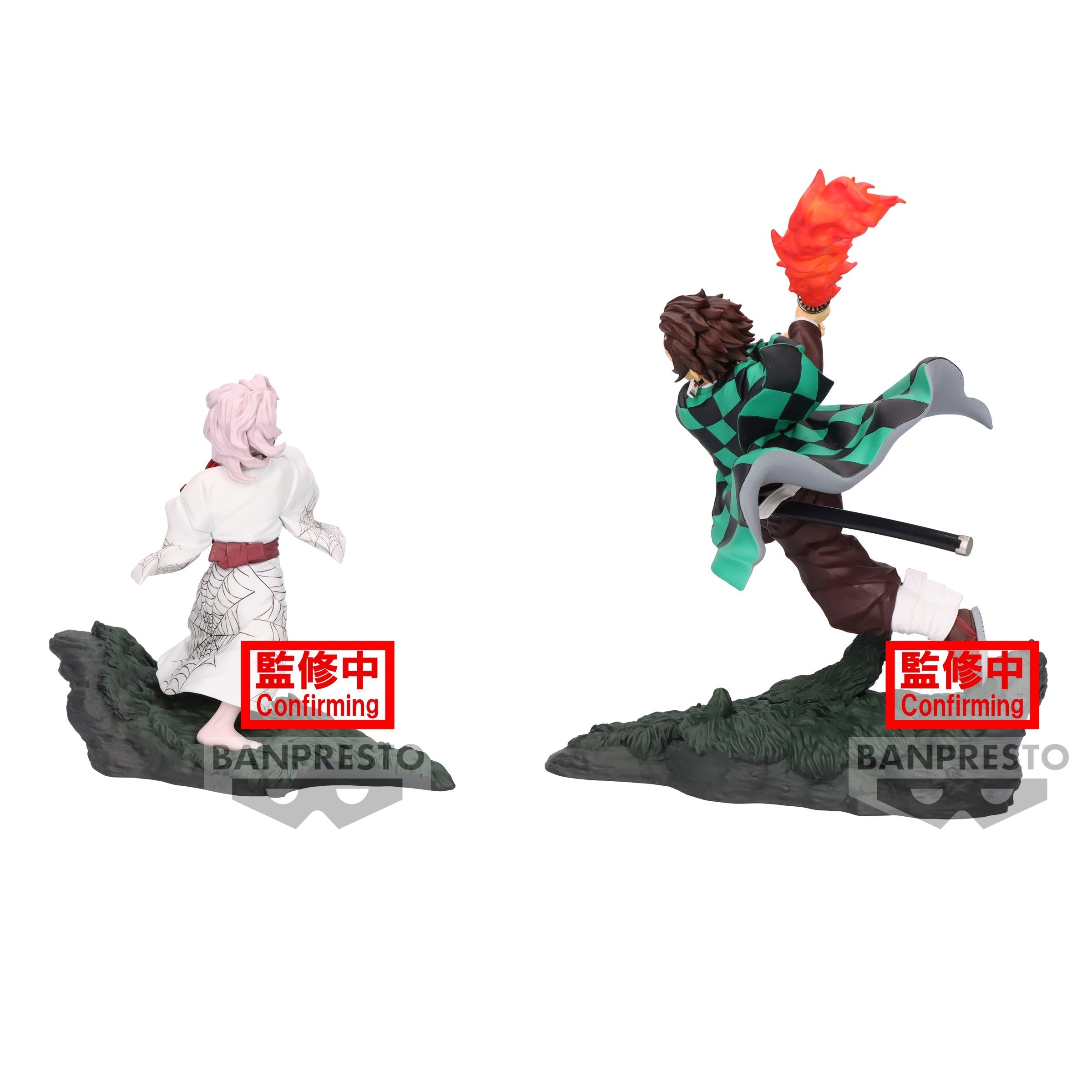 Vue légèrement diagonale avec plan moyen de la figurine de Tanjiro Kamado et Rui de Demon Slayer, Tanjiro tenant une épée enflammée.