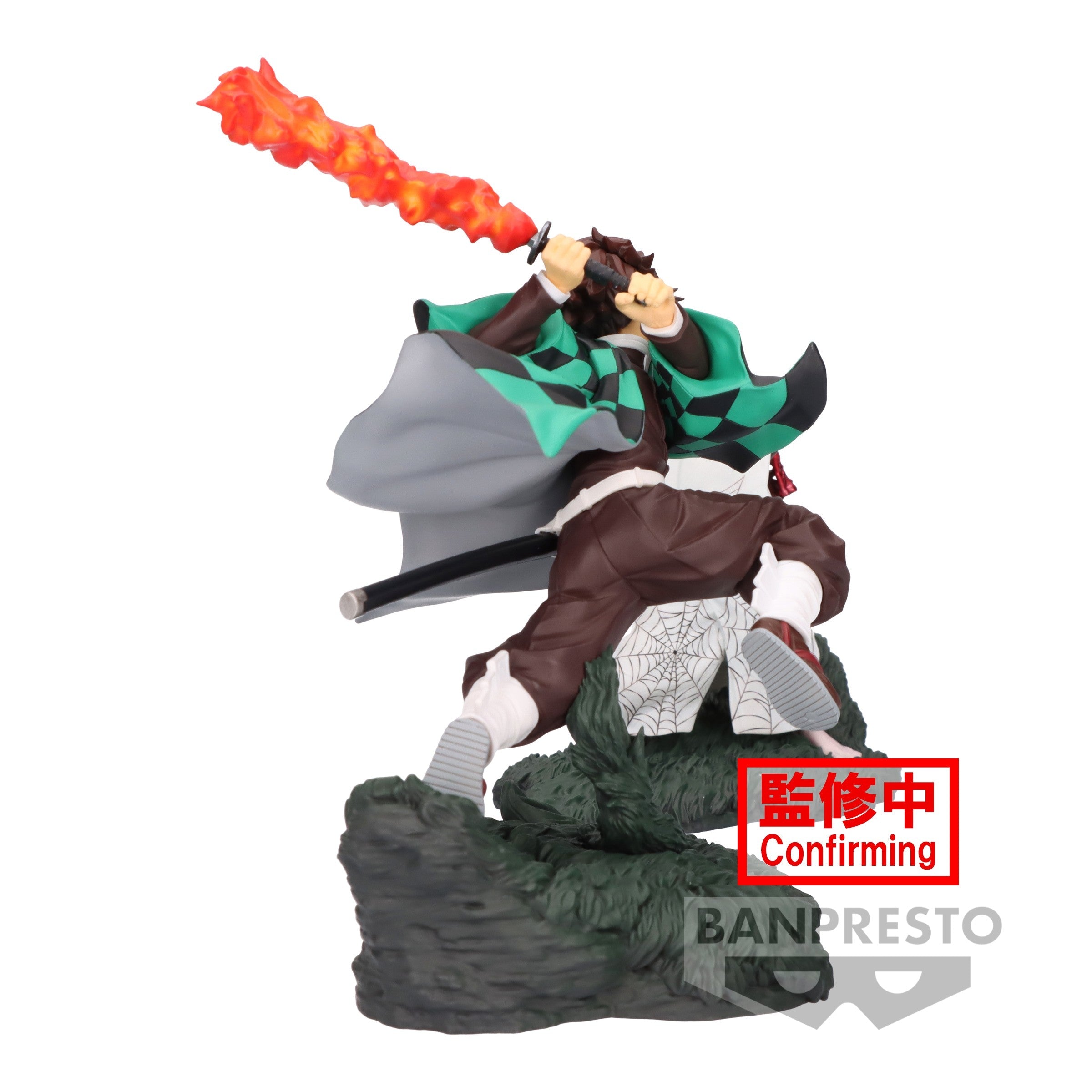Vue 3/4 à mi-distance de la figurine de Tanjiro Kamado de Demon Slayer en uniforme avec un katana enflammé, en pose dynamique.