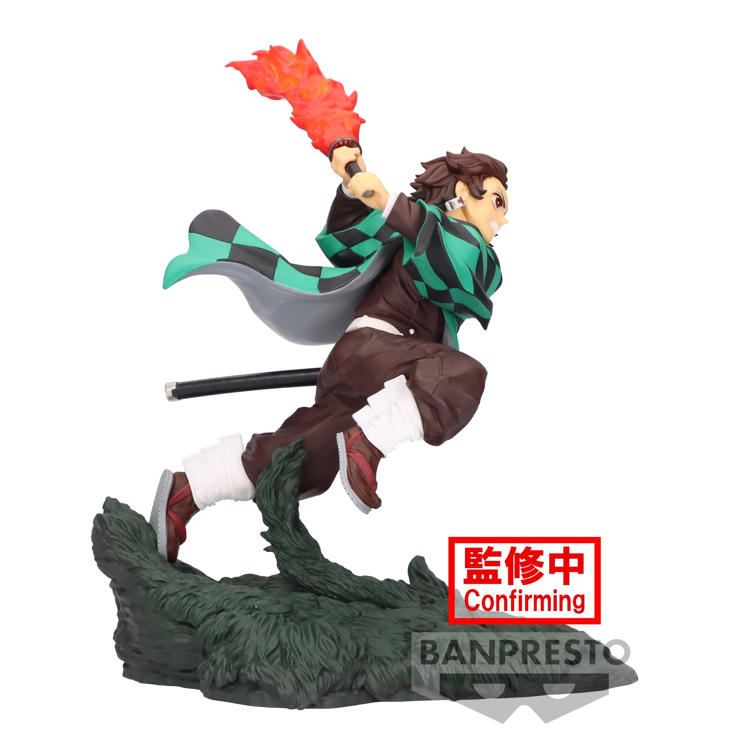 Vue 3/4 à mi-distance de la figurine de Tanjiro Kamado de Demon Slayer en haori vert et noir, tenant une torche enflammée.
