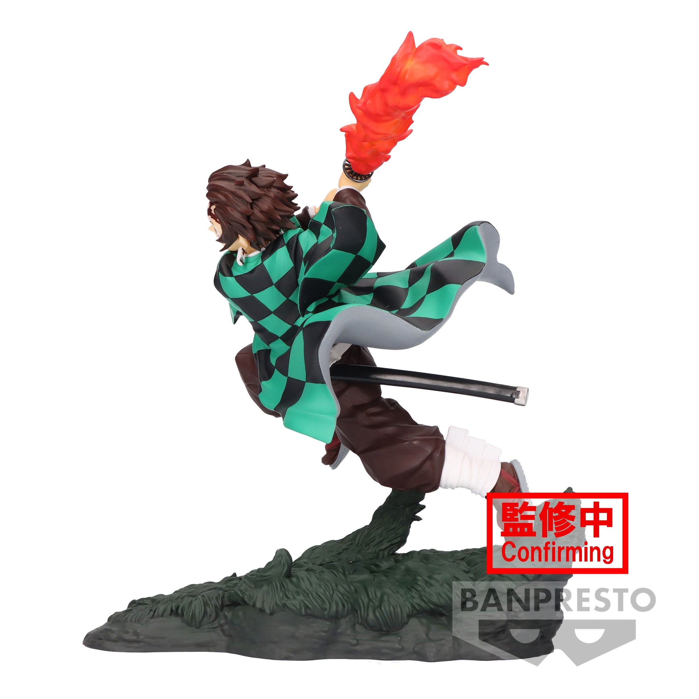 Vue 3/4 arrière à mi-distance de la figurine de Tanjiro Kamado de Demon Slayer en uniforme, tenant un katana enflammé.