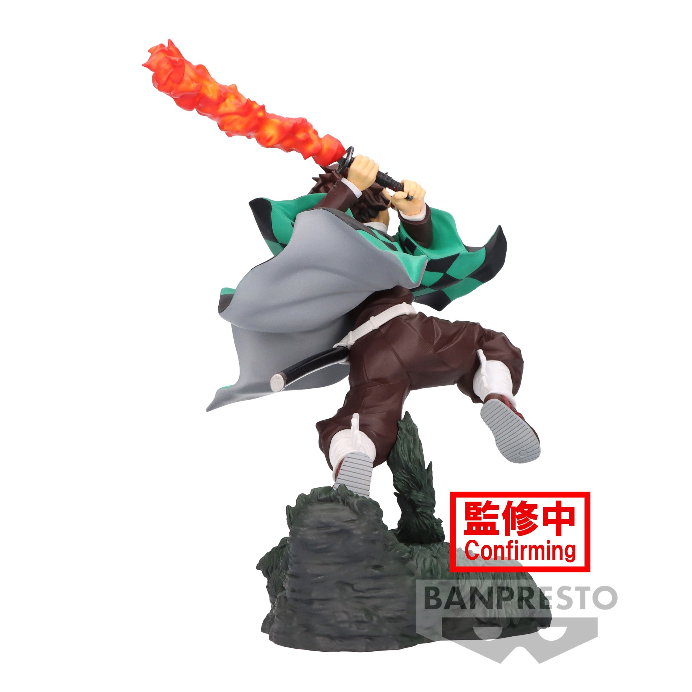 Vue en diagonale à mi-distance de la figurine de Tanjiro Kamado de Demon Slayer, en haori à carreaux, tenant une épée en flammes.