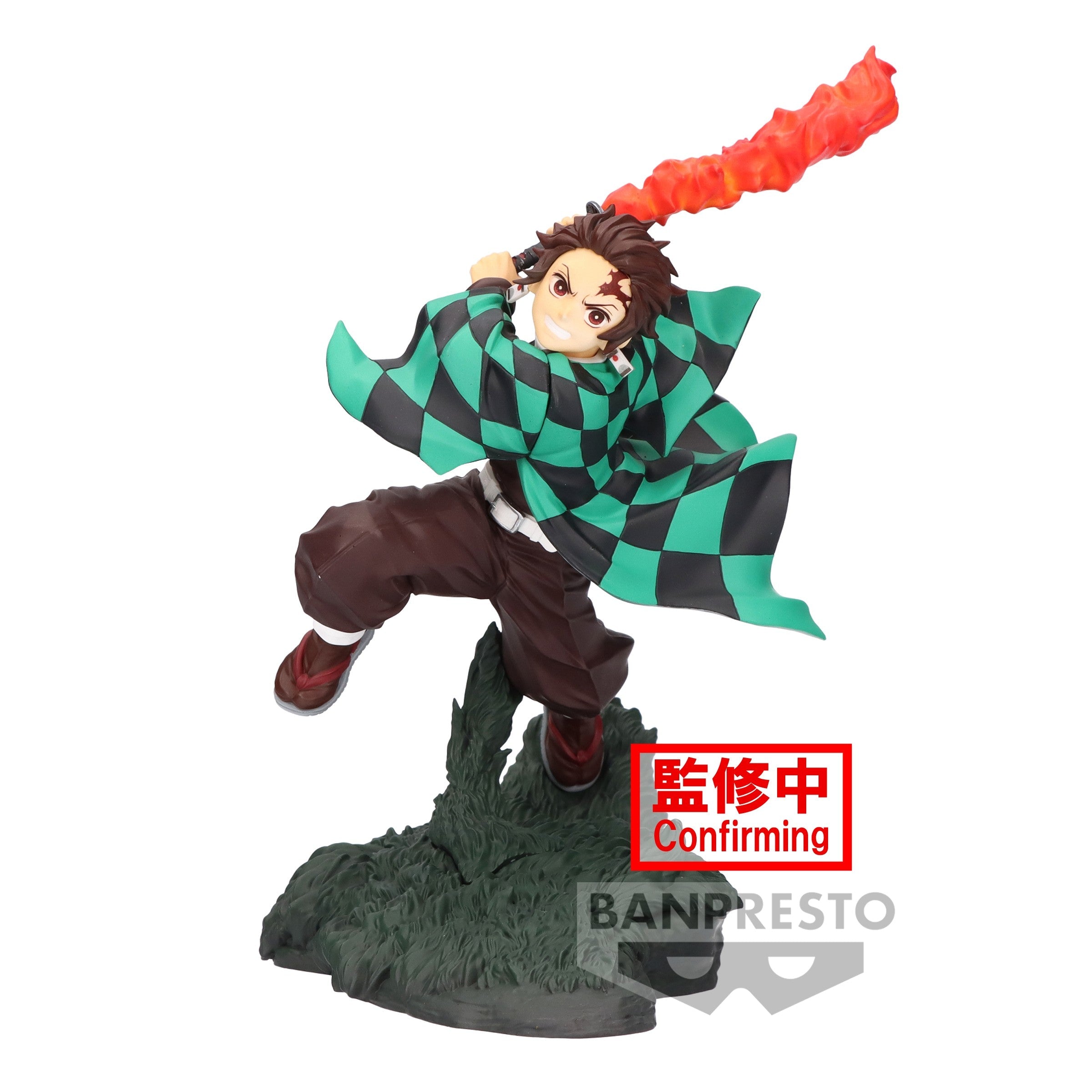 Vue 3/4 à mi-distance de la figurine de Tanjiro Kamado de Demon Slayer en haori à carreaux, tenant un katana avec flammes.