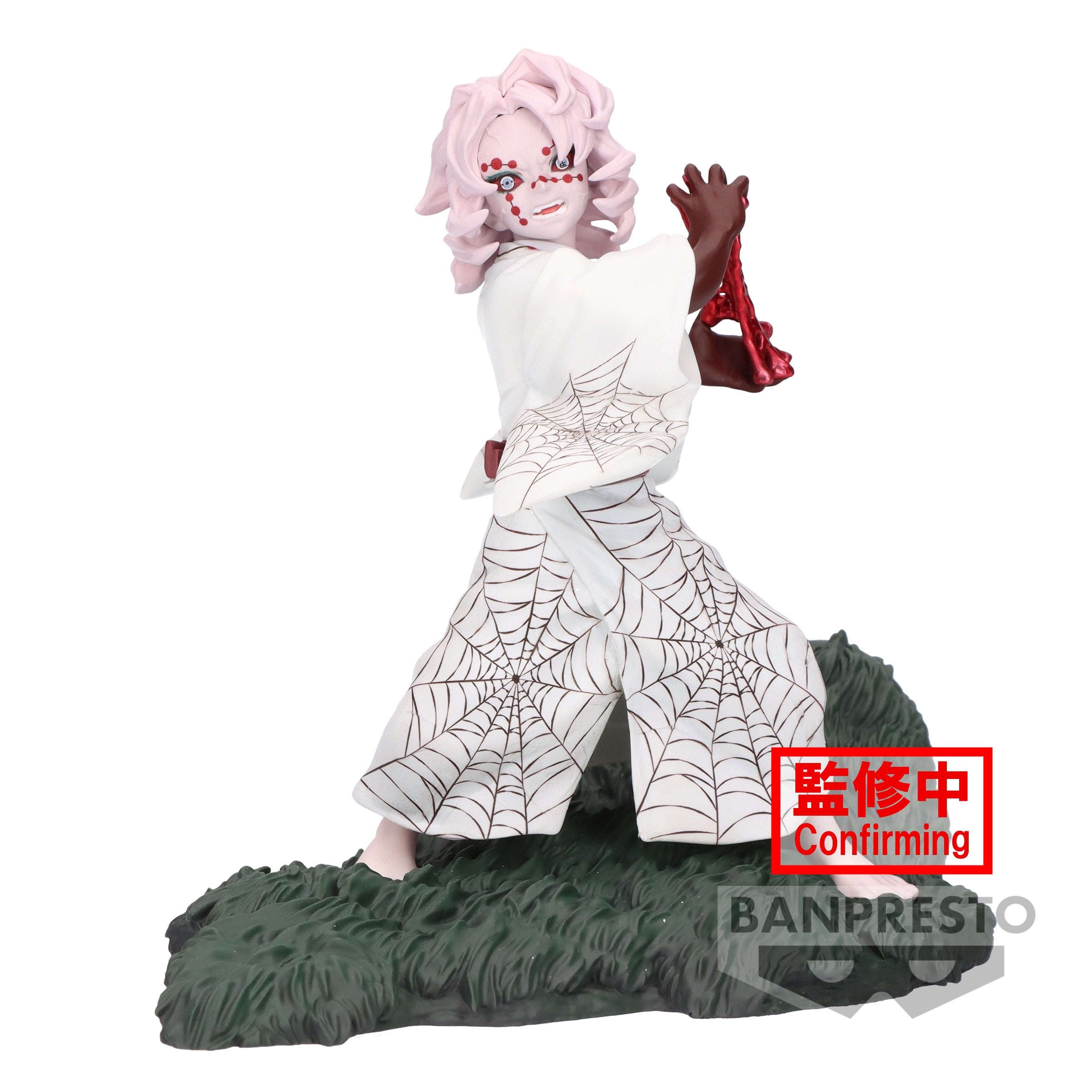 Vue 3/4 à mi-distance de la figurine de Rui de Demon Slayer: Kimetsu no Yaiba en vêtement blanc avec motifs en toile d'araignée, tenant un fil rouge.