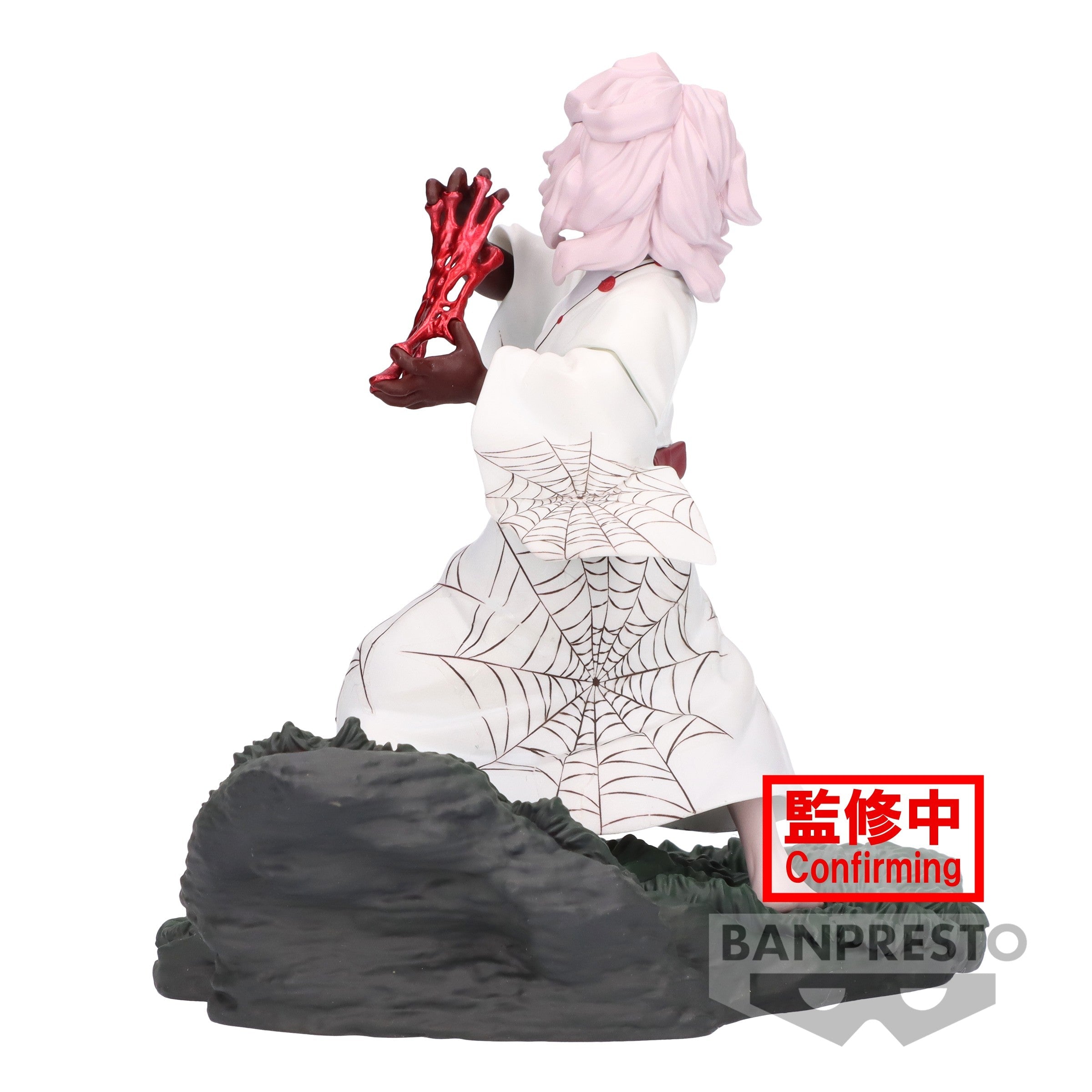 Vue 3/4 à mi-distance de la figurine de Rui de Demon Slayer: Kimetsu no Yaiba en kimono blanc avec accessoires rouges, tenant un objet rouge.