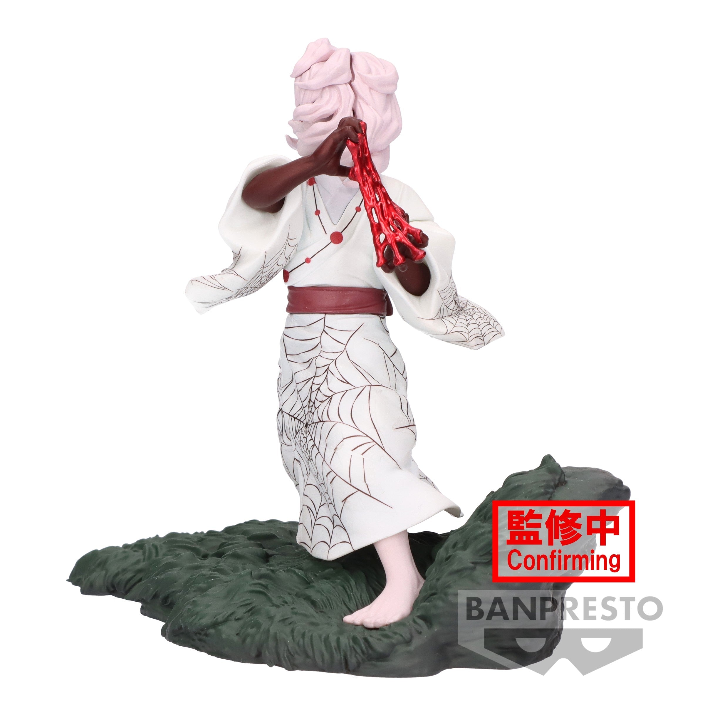 Vue 3/4 à mi-distance de la figurine de Nezuko Kamado de Demon Slayer, en kimono blanc avec motif toile d'araignée, tenant une arme rouge.