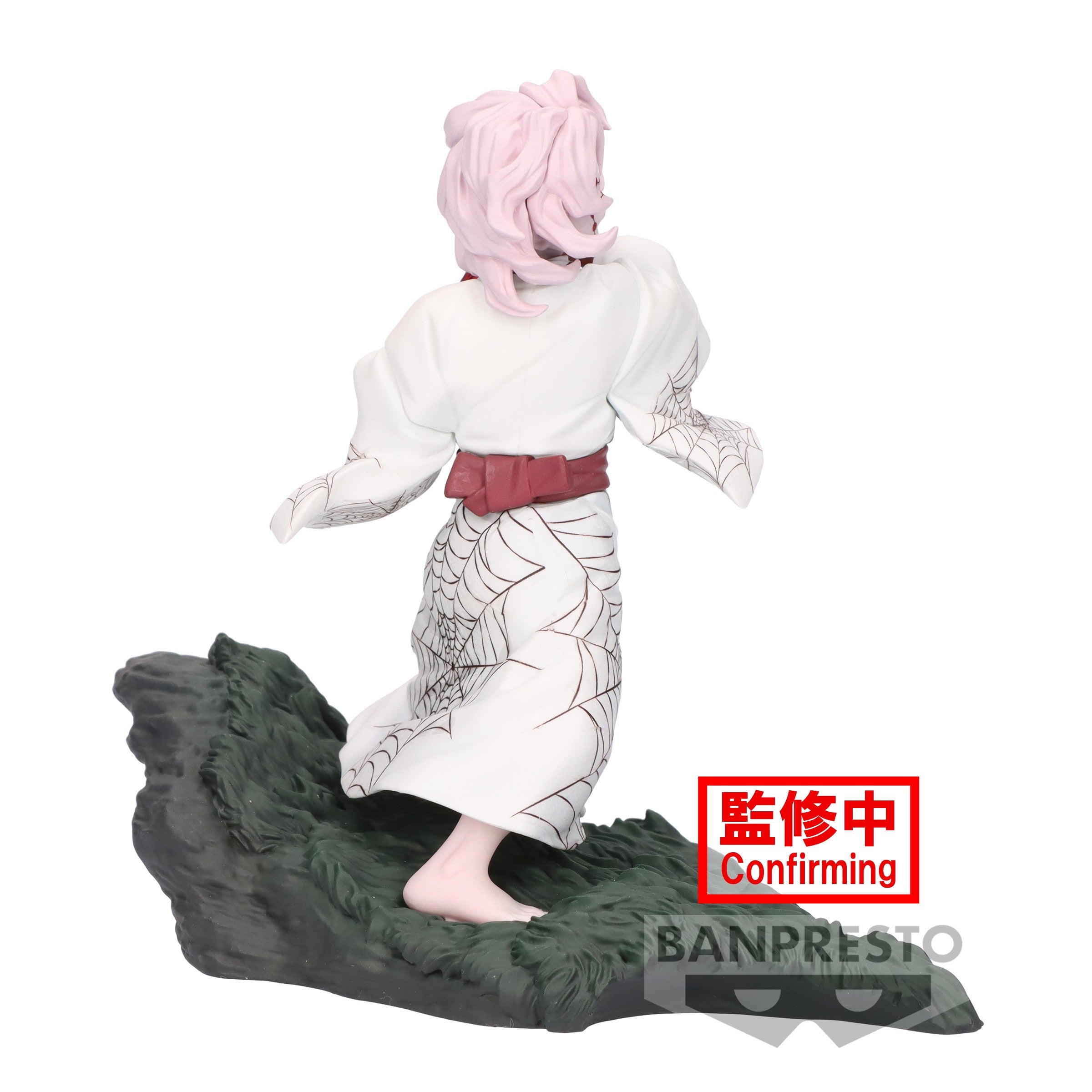 Vue 3/4 arrière à mi-distance de la figurine de Nezuko Kamado de Demon Slayer en kimono blanc à motifs, sans accessoires.