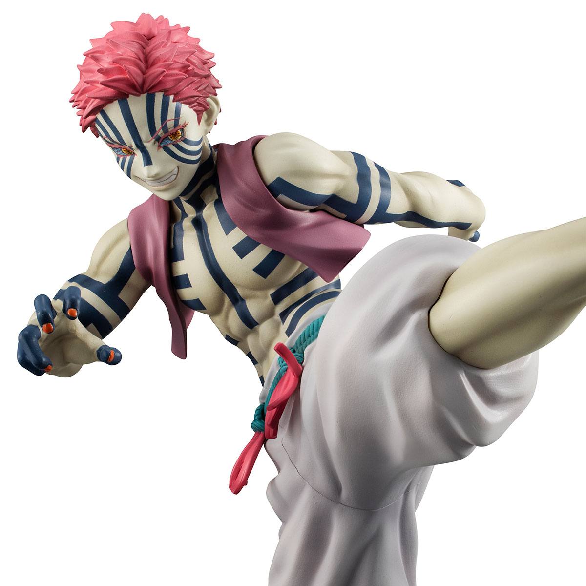 Vue 3/4 dynamique à mi-distance de la figurine d'Akaza de Demon Slayer: Kimetsu no Yaiba en tenue rose, en pose de coup de pied.