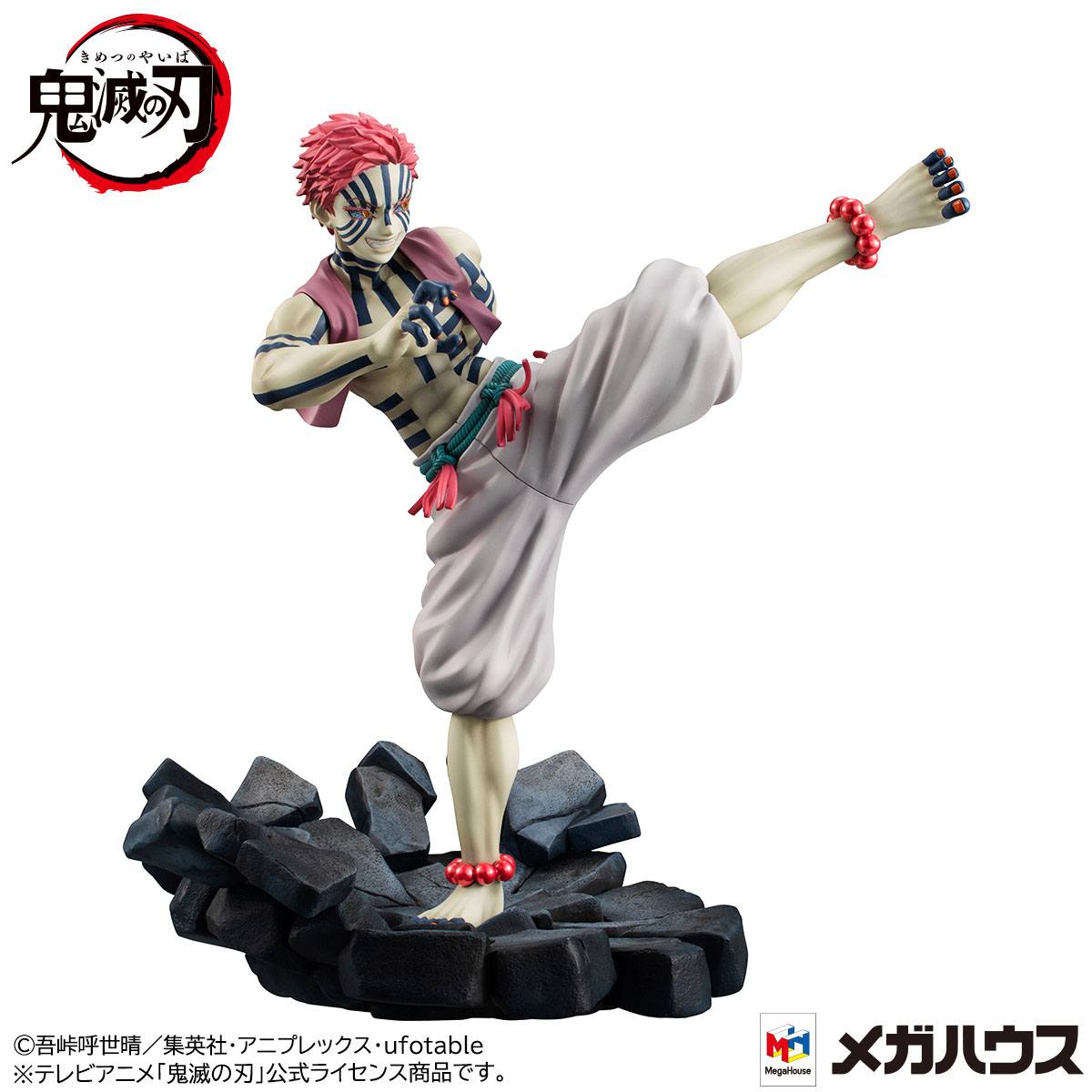 Vue 3/4 à mi-distance de la figurine d'Akaza de Demon Slayer en tenue d'arts martiaux, exécutant un coup de pied.