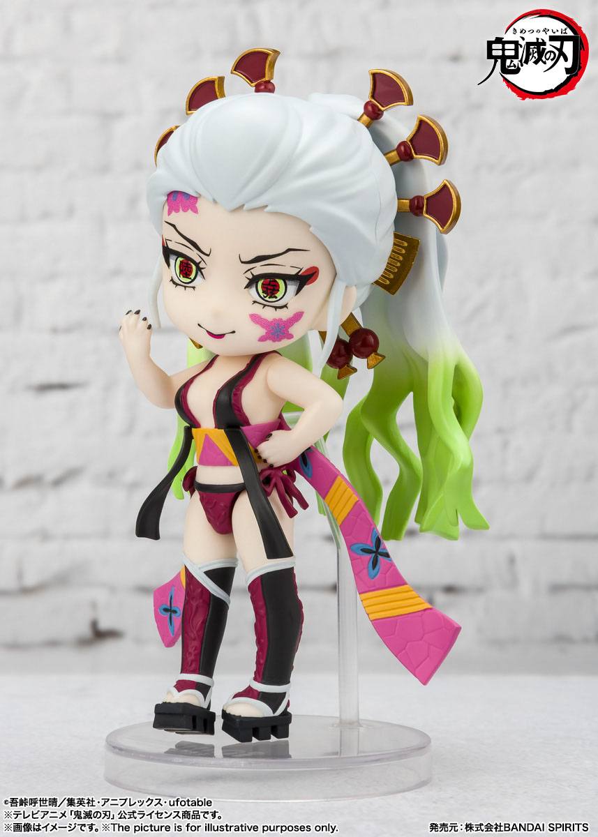 Vue 3/4 de près de la figurine Nendoroid de Daki de Demon Slayer en kimono rouge et noir, tenant un ruban stylisé.