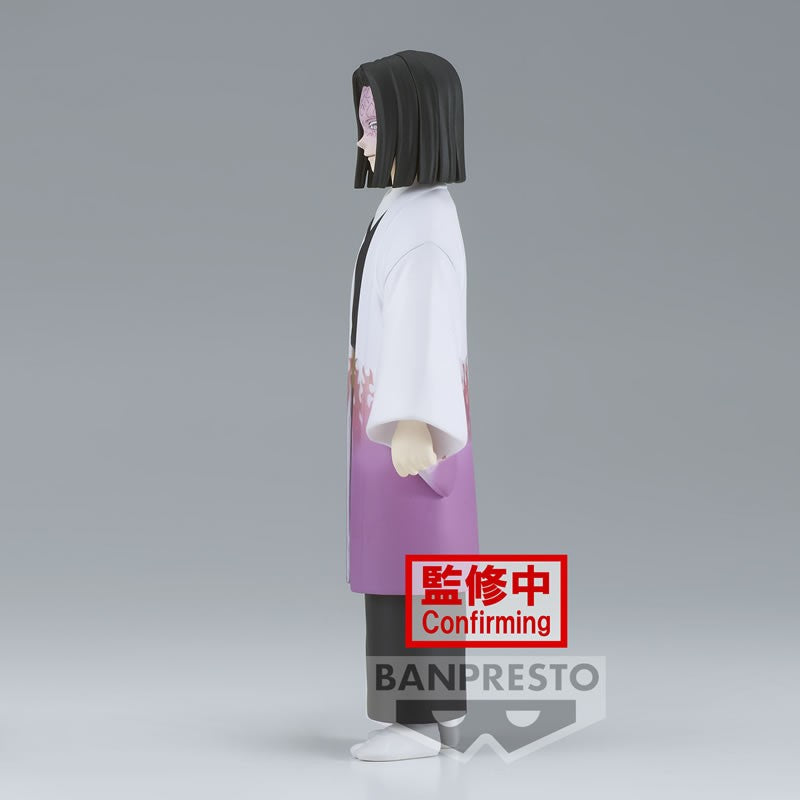 Vue de côté avec plan complet de la figurine de Kagaya Ubuyashiki de Demon Slayer en kimono blanc et violet.