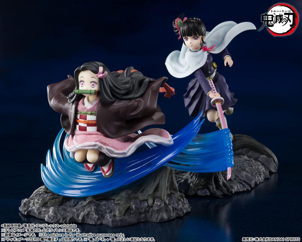 Vue 3/4 à mi-distance de la figurine de Nezuko Kamado et Kanao Tsuyuri de Demon Slayer, en poses dynamiques, avec des accessoires.
