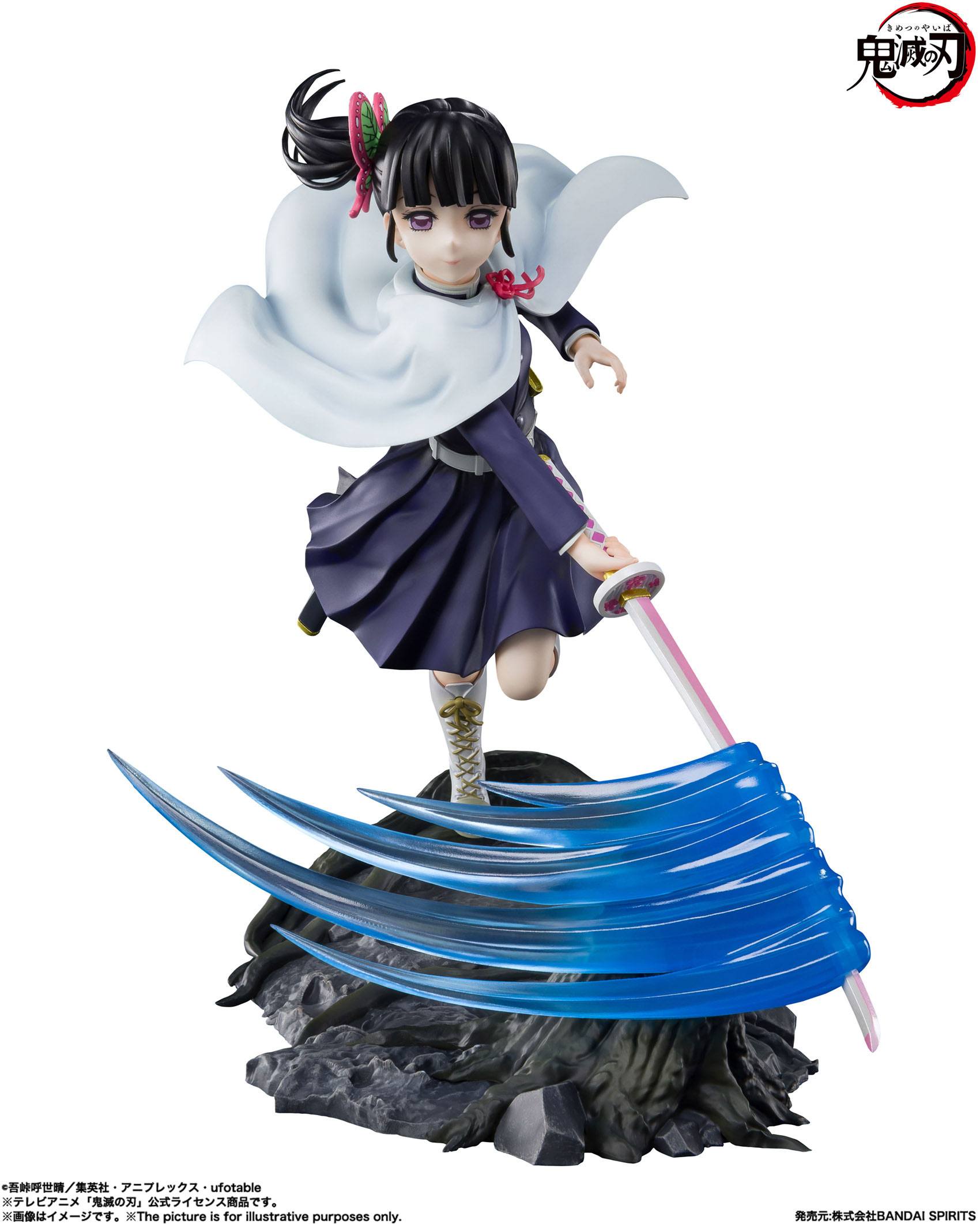 Vue 3/4 à mi-distance de la figurine de Kanao Tsuyuri de Demon Slayer, en kimono, tenant des shurikens.