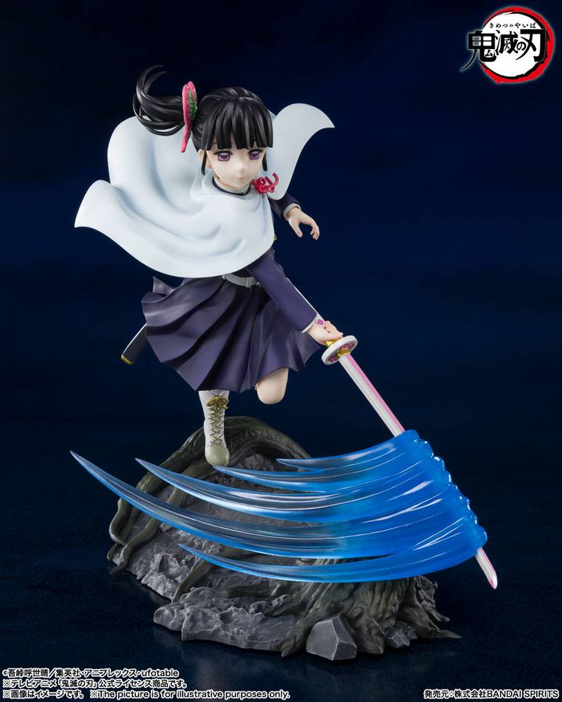 Vue 3/4 à mi-distance de la figurine Figuarts Zero de Kanao Tsuyuri de Demon Slayer, en uniforme avec katana bleu.