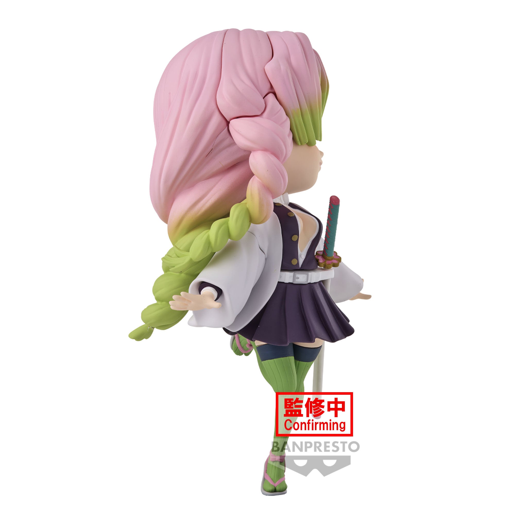 Vue 3/4 à mi-distance de la figurine de Mitsuri Kanroji de Demon Slayer en kimono noir et blanc, tenant une épée.