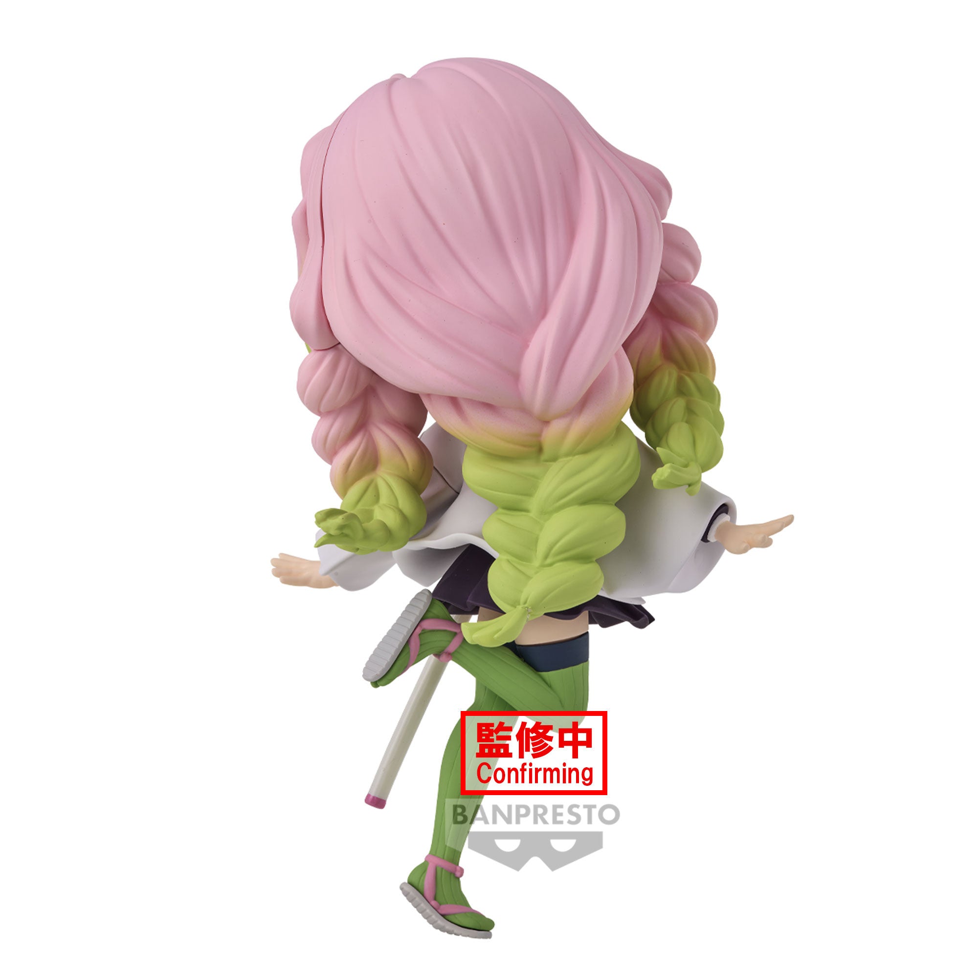 Vue 3/4 arrière à mi-distance de la figurine de Mitsuri Kanroji de Demon Slayer en uniforme de Chasseur de Démons, tenant une épée.