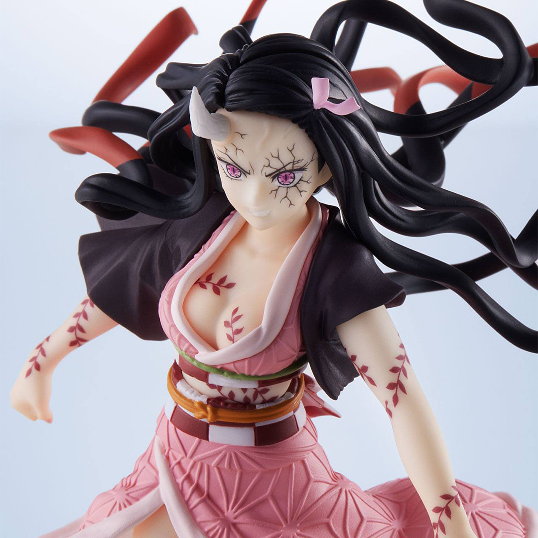 Vue 3/4 à mi-distance de la figurine de Nezuko Kamado de Demon Slayer en kimono rose avec haori noir, expression confiante.