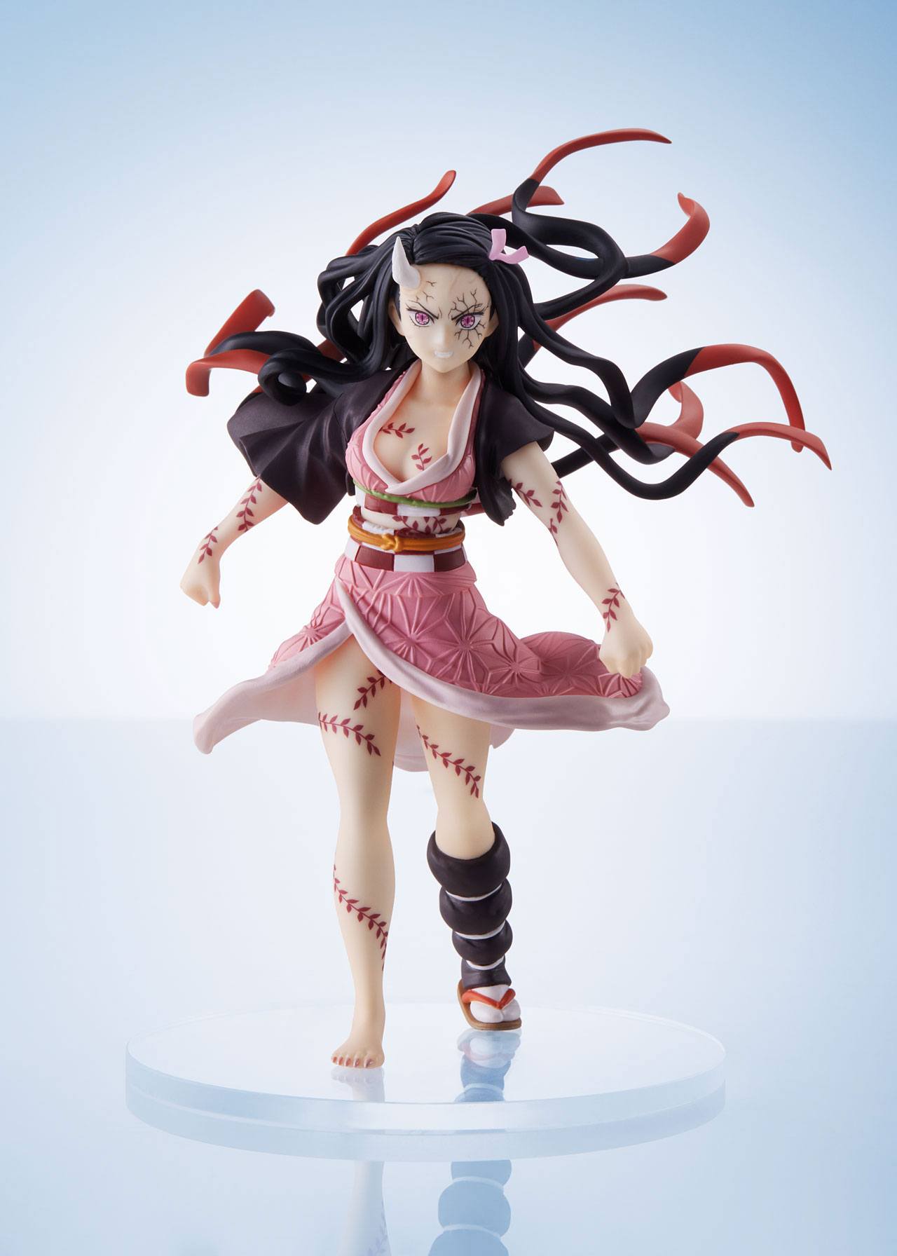Vue 3/4 de face en plan moyen de la figurine de Nezuko Kamado de Demon Slayer en kimono rose et noir, avec des cornes.