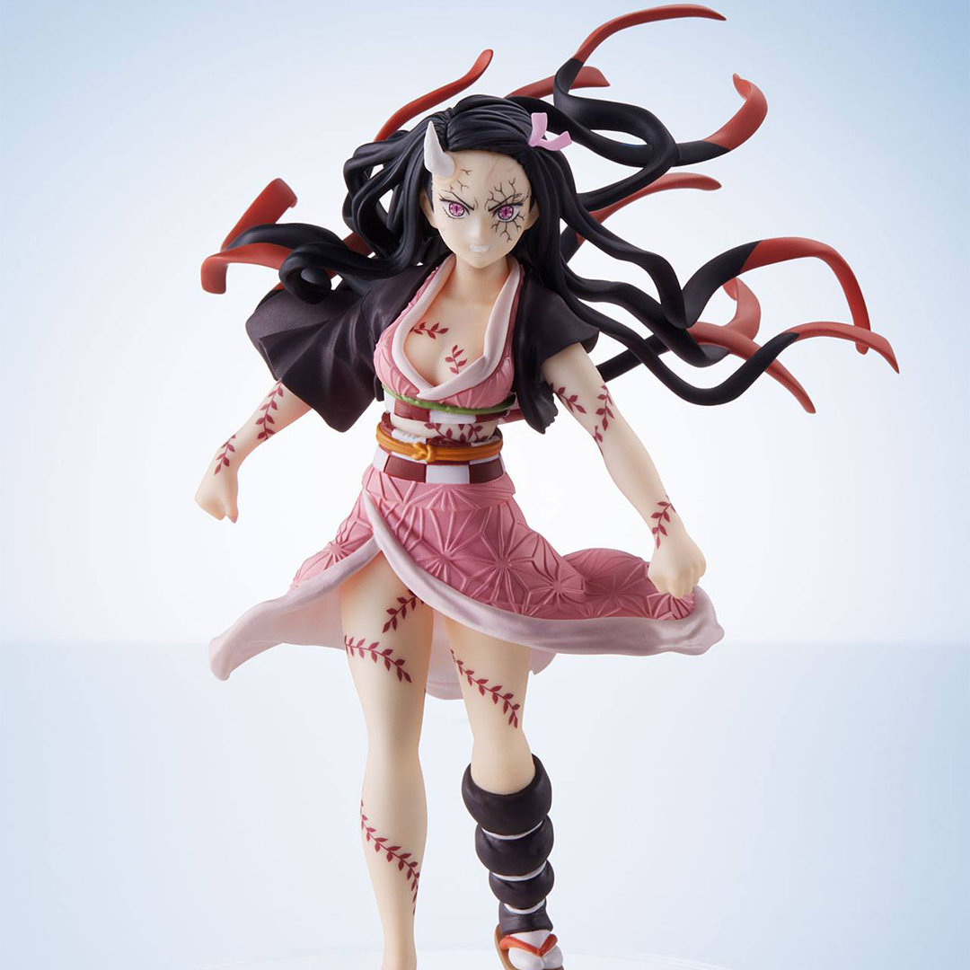 Vue 3/4 à mi-distance de la figurine de Nezuko Kamado de Demon Slayer: Kimetsu no Yaiba en kimono rose, avec des cornes.