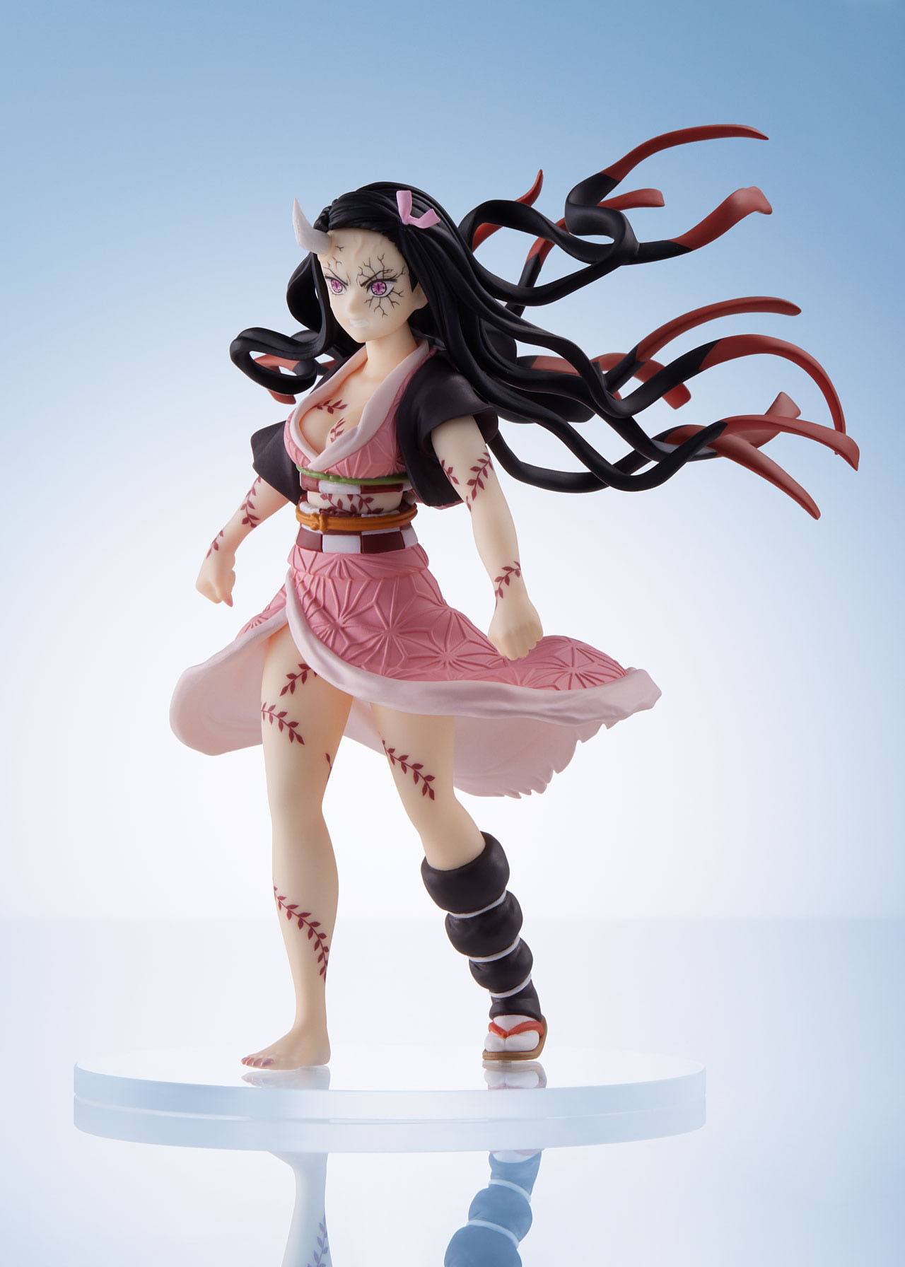 Vue 3/4 à mi-distance de la figurine de Nezuko Kamado de Demon Slayer en kimono rose, avec cornes et muselière.