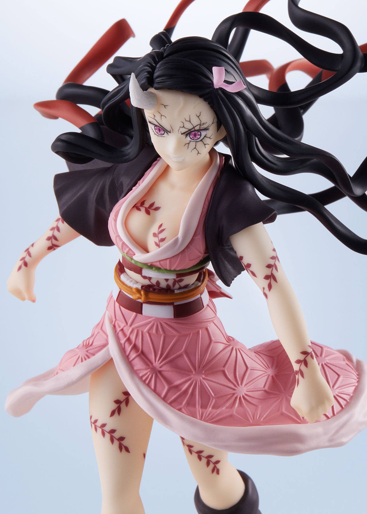 Vue 3/4 à mi-distance de la figurine de Nezuko Kamado de Demon Slayer en kimono rose, avec des rubans flottants.