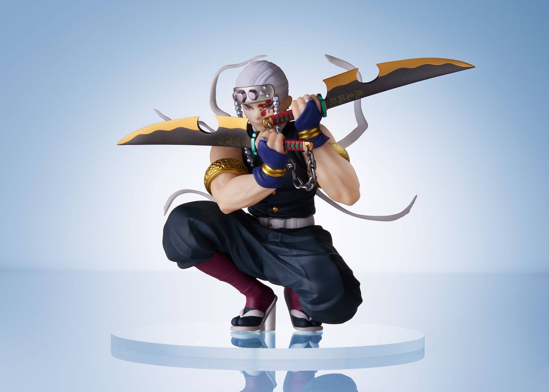 Vue 3/4 à mi-distance de la figurine de Tengen Uzui de Demon Slayer en uniforme traditionnel, dans une pose dynamique avec une double lame.