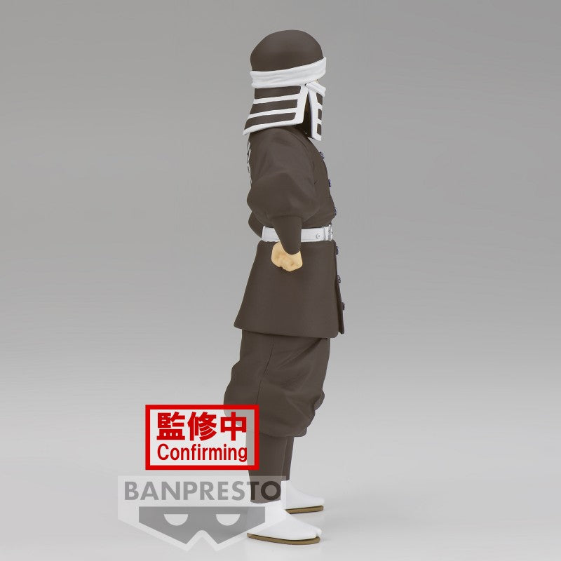 Vue de côté en plan complet de la figurine de Goto de Demon Slayer: Kimetsu no Yaiba en uniforme japonais sombre, posture détendue.